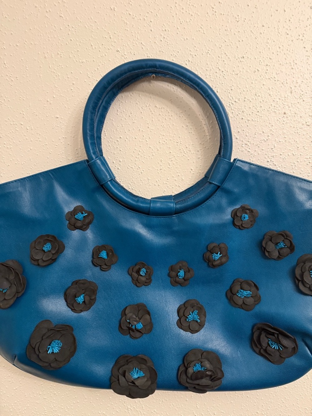 Blue Leather Floral Appliqué Circle-Handle Tote Bag by Lapulpa Italy